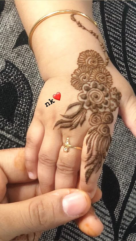 Mendhi For Children, Baby Henna Design, Baby Mehandi, Baby Mehndi Design, New Mehndi Design, Short Mehndi Design, Cute Henna Designs, New Mehndi, Rose Mehndi Designs