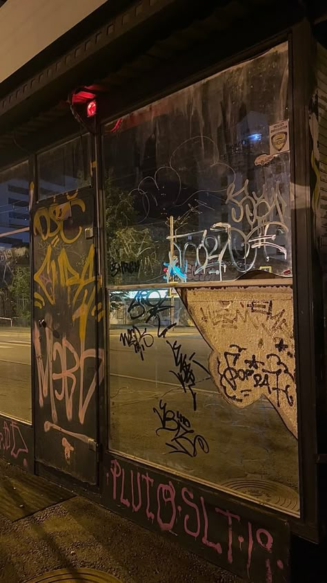 Pretty Graffiti, Dark Night Aesthetic, Aesthetic Graffiti, At Night Aesthetic, Alt Aesthetic, Graffiti Tagging, Urban Aesthetic, Subway Surfers, Kpop Drawings