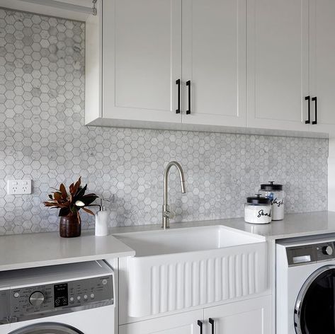 Smartstone on Instagram: “Paired with marble mosaic splashback tiles, Smartstone's version of the beautiful Carrara marble adds a touch of luxury as the perfect…” Laundry Tubs, Butler Sink, Bathroom Design Trends, Fireclay Sink, Double Bowl Sink, Splashback Tiles, Laundry Sink, Fire Clay, Led Mirror Bathroom