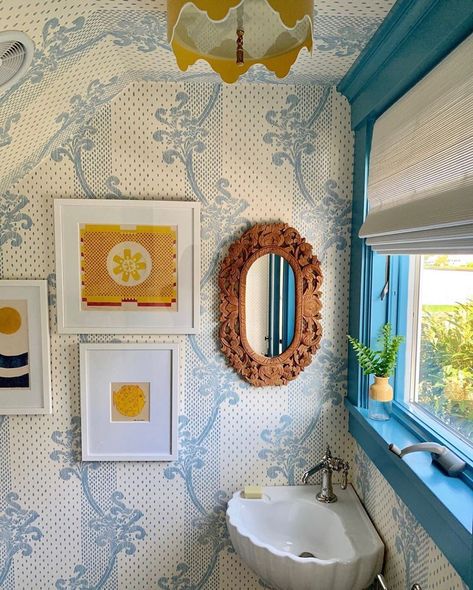 Sister Parish Design on Instagram: “Good morning Kinnicutt Wallpaper! This bathroom by @katierosenfeld reminds us of the bathrooms in our Summer House in Maine!…” Katie Rosenfeld, Wallpaper Paneling, Bathroom Wallpapers, Savannah House, Sister Parish, California Room, Tumblr Room Decor, Tumblr Room, Powder Room Wallpaper