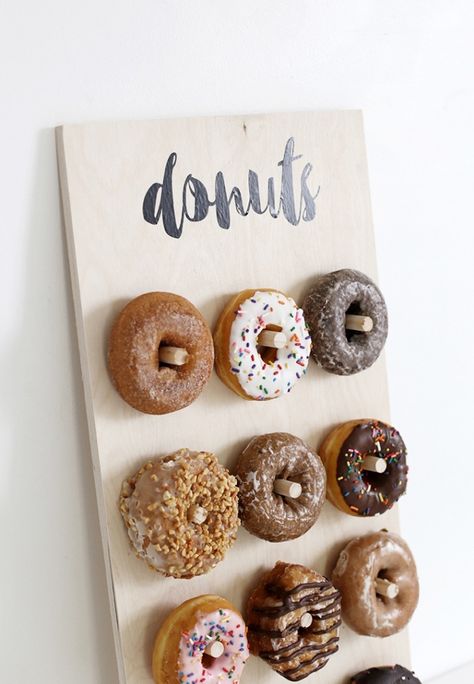 Definitely going to need this DIY donut wall at the wedding! Diy Donut Wall, Gluten Free Party Food, Gluten Free Party, Diy Donut, Wedding Food Stations, Summer Food Party, Diy Donuts, Cocktail Party Food, Donut Decorations