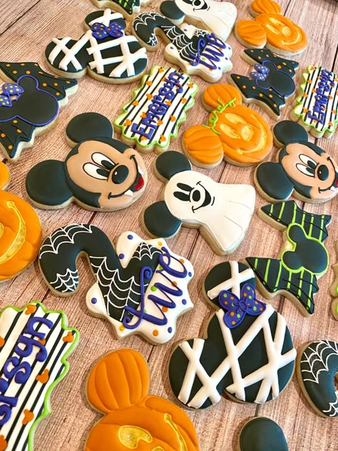 Mickeys Not So Scary Halloween Party Aesthetic, Spooky Minnie Mouse Party, Mickey Mouse Birthday Halloween, Disney Halloween Party Food, Halloween Disney Birthday Party, Mickeys Not So Scary Birthday Party, Mickey Halloween Birthday Cake, Disney Halloween Baby Shower Ideas, Mickey Mouse Halloween Party