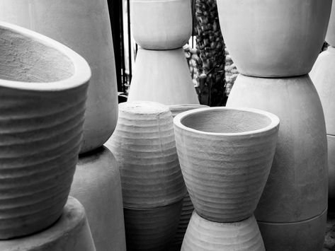 Painting Plastic Pots, Sneaky Storage, Cheap Planters, Diy Planter, Gardening Projects, Big Vases, Beige Paint, Corn Plant, House Plant Pots