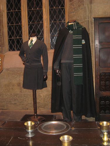 Slytherin uniforms Slytherin Items, Hogwarts Uniform Slytherin, Slytherin Cloak, Slytherin Uniform, Hogwarts Uniform, Harry Potter Friends, Harry Potter Room Decor, Slytherin Pride, Slytherin House