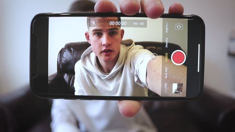 Tips on How to Start #Vlogging With Your Mobile Phone [2020] Start Vlogging, Find Your Style Fashion, Youtube Editing, Making Youtube Videos, Fashion Quiz, New Mobile Phones, Rocket Science, Online Business Ideas, New Mobile