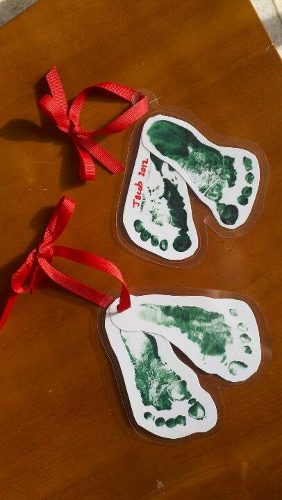 Footprint Christmas tree ornaments (laminated). Easy baby or toddler craft Laminate Christmas Ornaments, Christmas Gifts Childcare, Christmas Laminating Ideas, Christmas Craft Toddler Gift, Christmas Tree Ornaments Homemade Craft Ideas, Christmas Cards For Babies, Baby Christmas Ornament Craft, Diy Baby Christmas Ornaments, Diy Toddler Christmas Ornaments