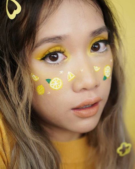 Lemon makeup look ig fillter style Lemon Meringue Makeup Look, Lemon Meringue Makeup, Lemon Makeup Looks, Lemon Makeup, Food Makeup, Strawberry Shortcake Characters, Fun Makeup, Cool Halloween Makeup, Graphic Makeup