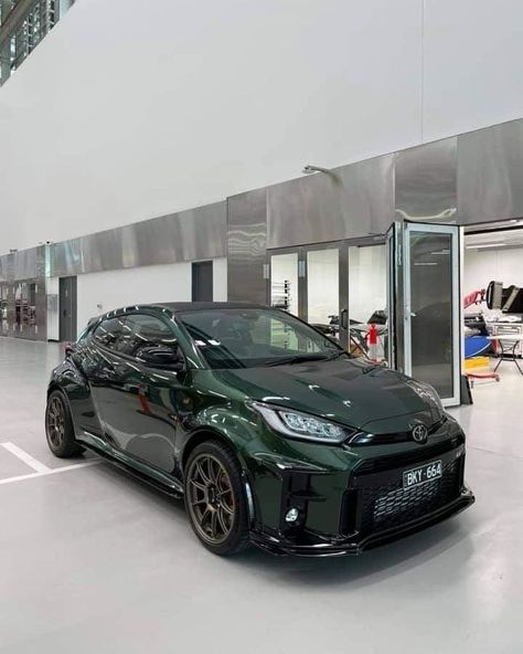 Dark Green Car, Toyota Yaris Gr, Gr Yaris, Mercedes Benz 190, British Racing Green, Green Wrap, Racing Green, Toyota Yaris, Car Colors