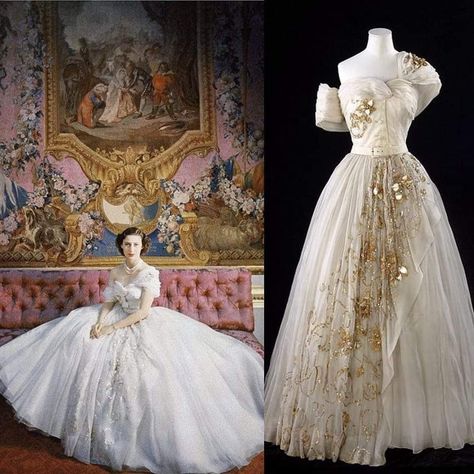 Princesa Margaret, Fashion Infographic, Paris Dream, Reine Elizabeth Ii, Museum Fashion, Dior Dress, Reine Elizabeth, Cecil Beaton, Group Outfits