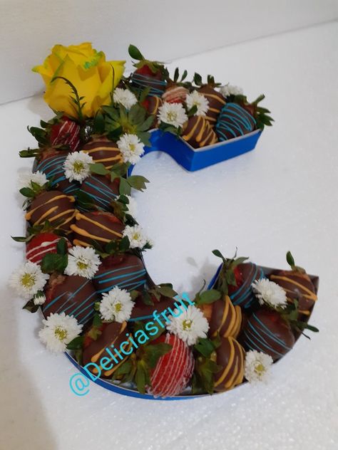 Letra C, fresas con chocolate Fall Wreath, Chocolates, Bouquets, Sugar Cookie, Gift Ideas, Gifts