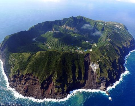 Bravest village ever? The settlement of Aogashima in the Philippine Sea, has 200 inhabitan... Breathtaking Places, Active Volcano, Beautiful Places On Earth, Nagoya, Yokohama, Places Around The World, Most Beautiful Places, Volcano, Beautiful Views