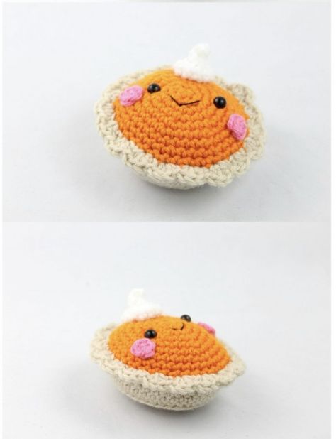 DIY Pumpkin Pie Amigurumi Pumpkin Pie Amigurumi, Pumpkin Pie Crochet Pattern, Crochet Mini Food, Crochet Pumpkin Pie, Yarn Projects Crochet, Pumpkin Pin, Thanksgiving Crochet, Crochet Keychain Pattern, Crochet Food