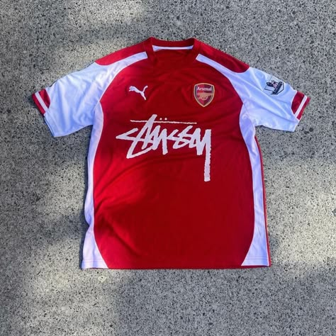 Arsenal Jersey, Jersey Fits, Stussy Logo, Football Jersey Outfit, Football Top, Outfit Retro, Retro Jersey, Jersey Tshirt, Hype Clothing