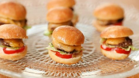 Mini Burgers Recipe, Mini Burger Buns, Soft Pretzels Recipe, Burger Buns Recipe, Hamburger Bun Recipe, Mini Bun, Soft Pretzel Recipe, Mini Hamburgers, Mini Burger