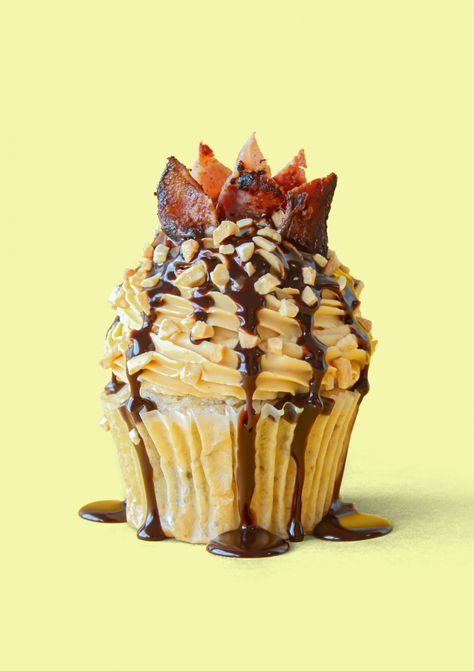 Elvis Cupcakes, Bacon Cupcakes Recipe, Sandwich Peanut Butter, Elvis Sandwich, White Bread Sandwich, Fluffy Buttercream Frosting, Greek Yogurt And Peanut Butter, Bacon Cupcakes, Chocolate Sauce Recipes