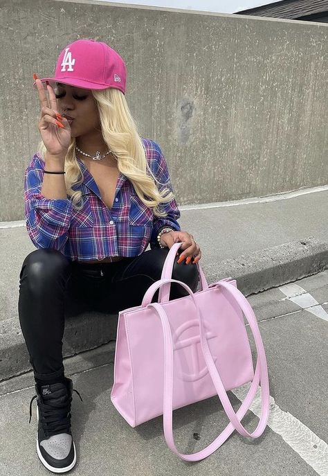 Pink Telfar Outfit, Hot Pink Telfar Bag, Pink Telfar Bag Outfit, Telfar Outfit, Pink Telfar Bag, Telfar Bag Outfit, Pink Telfar, Black Bag Outfit, Plus Size Grunge