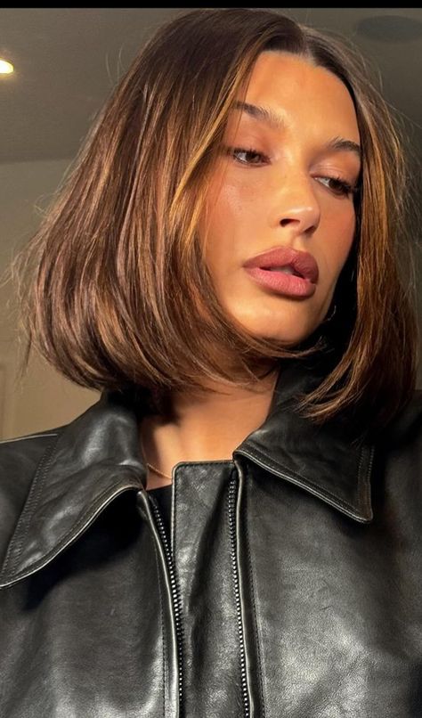 Hailey Baldwin Hair, Brown Bob Hair, Face Features, Lob Hairstyle, Mom Hairstyles, Highlights Brown Hair, Good Hair Day, Hailey Bieber, Light Brown Hair