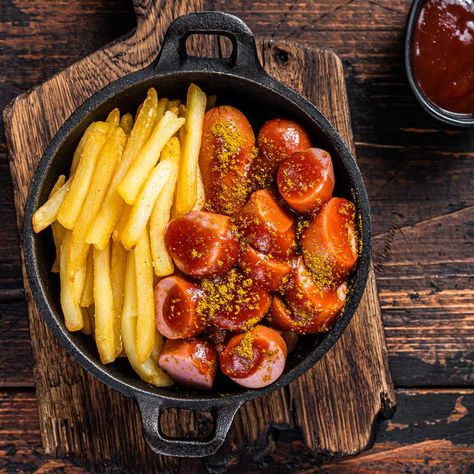 Currywurst mit Pommes Currywurst Sauce, Curry Wurst, Irish Stew, Curry Spices, Different Vegetables, Light Dinner, European Food, Portuguese Recipes, Fine Dining Restaurant