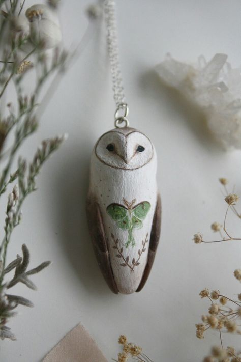 Clay Animal Jewelry, Diy Clay Jewelry, Barn Owl Necklace, Clay Owl, Free Jewellery Making Tutorials, Jewelry Polymer Clay, Polymer Clay Animals, Luna Moth, Cadeau Diy