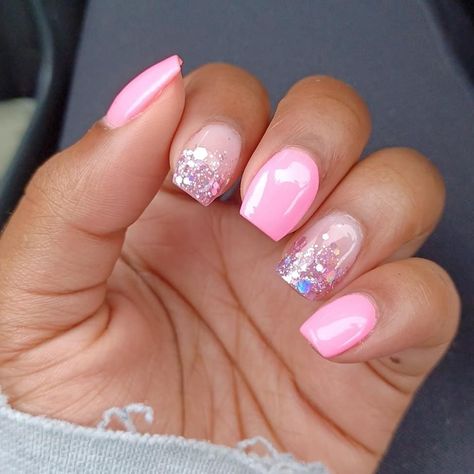 Dip Powder Nails Pink Glitter, Light Pink Gel Nails With Glitter, Short Gel Glitter Nails, Spring Color Nail Designs, Cute Pink Glitter Nails, Girly Nail Art Designs, Pink Nail Dip Ideas, Light Pink With Glitter Nails, Fun Glitter Nails