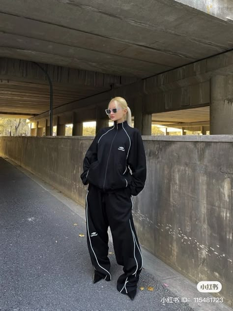 Carti Outfits, Urban Street Style Women, Nana Komatsu Fashion, Balenciaga Outfit, Sportswear Outfits, Tracksuit Outfit, 90s Hip Hop Fashion, Aesthetic Streetwear, B Fashion