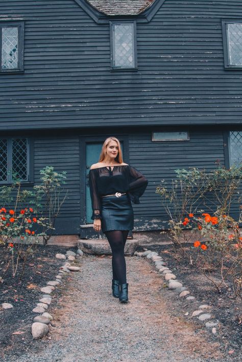 Spooky Salem Outfit Salem Picture Ideas, Spooky Fall Outfits Women, Salem Halloween Outfits, Salem Massachusetts Photoshoot, Fall Salem Outfits, Salem Massachusetts October Outfits, Salem Ma Outfit Ideas, Outfits For Salem Massachusetts, Salem Outfits