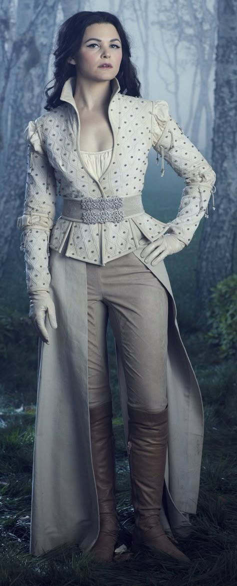 Snow White in OUAT Ouat Family Tree, Ouat Characters, Snow White Cosplay, Heroes Wiki, Dressed In White, Emma Swan, Movie Costumes, Theme Wedding, Fantasy Fashion