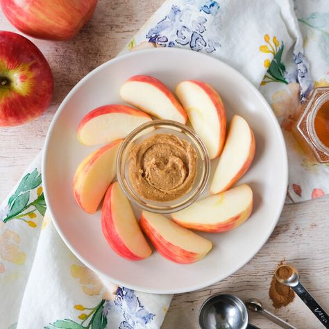 Apples And Peanut Butter, Peanut Butter Spread, Healthy Snack Recipes, Peanut Butter Snacks, Cinnamon Honey, Apple And Peanut Butter, Peanut Butter Honey, Butter Spread, Honey And Cinnamon