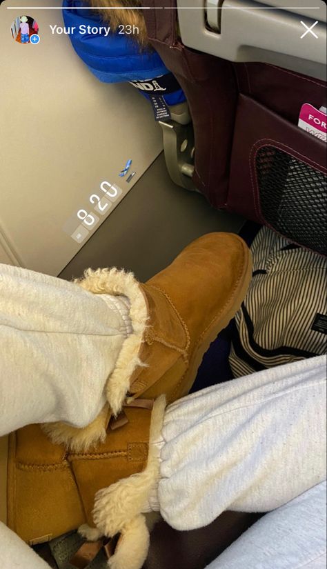 ugg bailey bow mini uggs outfit inspo bella hadid platform airport fit plane sweatpants Ugg Mini Bailey Bow Outfit, Mini Bailey Bow Uggs Outfit, Ugg Bailey Bow Outfit, Bow Uggs Outfit, Bailey Bow Uggs Outfit, Ugg Bailey Bow Mini, Mini Uggs Outfit, Bow Uggs, Mini Uggs