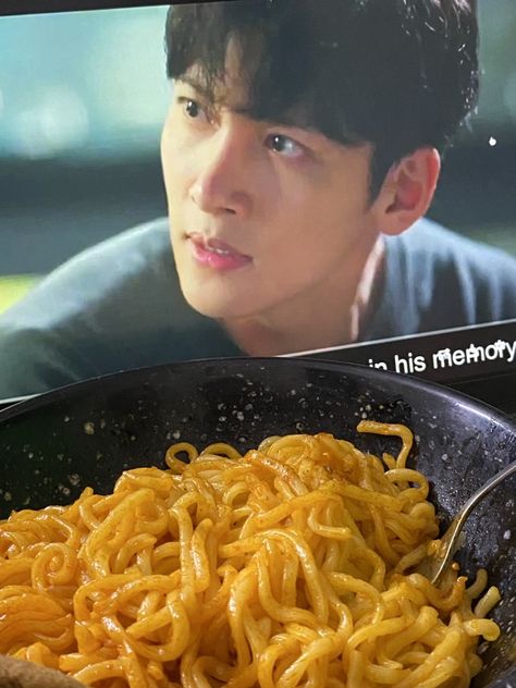 Korean drama with korean noodles Korean Noodles, Favorite Activity, Korean Drama Series, K Food, Chang Wook, K Drama, Drama Series, Blonde Girl, Soul Food