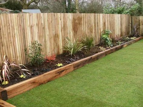 Garden Bed Ideas Along Fence, Garden Edging Fence, Brick Garden Bed Edging, Landscaping With Wood Edging, Wooden Flower Bed Edging, Raised Garden Edging, Simple Garden Bed, Wood Edging Landscape, Fence Edge Landscaping