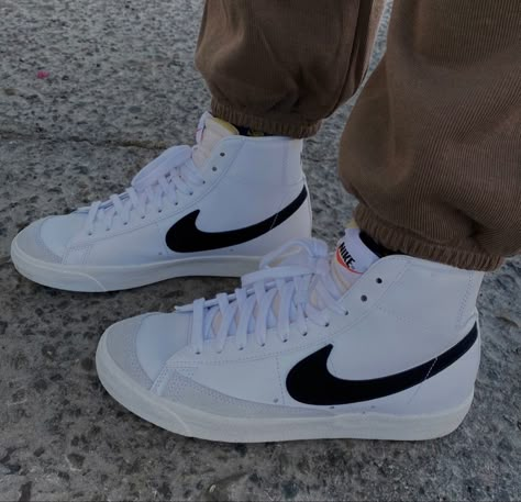 Blazers Nike Aesthetic, Blazer Shoes Aesthetic, All White Nike Blazer, Nike Blazor, Nike Blazers Black And White, Nike Blazers, Nike Blazers Outfit, Shoes Wallpaper, White Nike Shoes