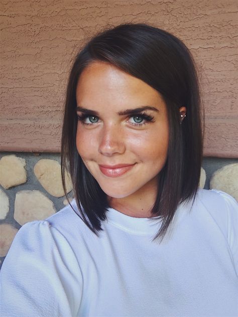 Brown Lob Haircut Straight, Dark Brunette Balayage Hair Short Bob Haircuts, Dark Hair Shoulder Length Brunettes, Brunette Lob Haircut Straight, Sleek Brunette Bob, Brunette Lob Fine Hair, Straight Collarbone Bob, Short Angular Bob, Very Dark Brown Hair Short