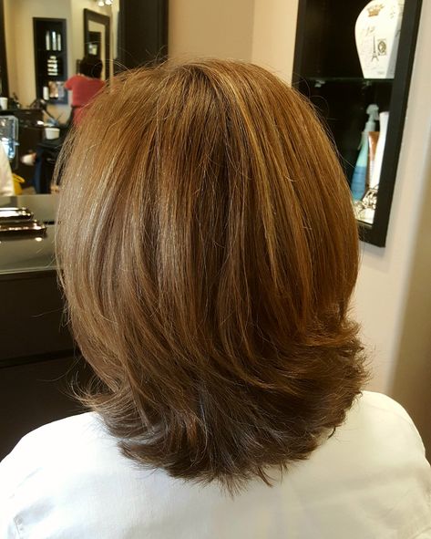 Mum Haircut, Haircut Long, Medium Short Hair, Shoulder Length Hair Cuts, Layered Bob, Caramel Brown, New Haircuts, Medium Hair Cuts, Long Hair Styles Men