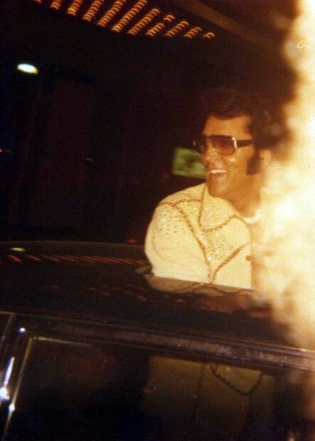 August 1974 - Elvis through the roof of His limo - Las Vegas Elvis Concert, Elvis Jumpsuits, King Elvis Presley, Elvis In Concert, Elvis Presley Pictures, Elvis And Priscilla, Concert Photos, Elvis Presley Photos, Great Smiles