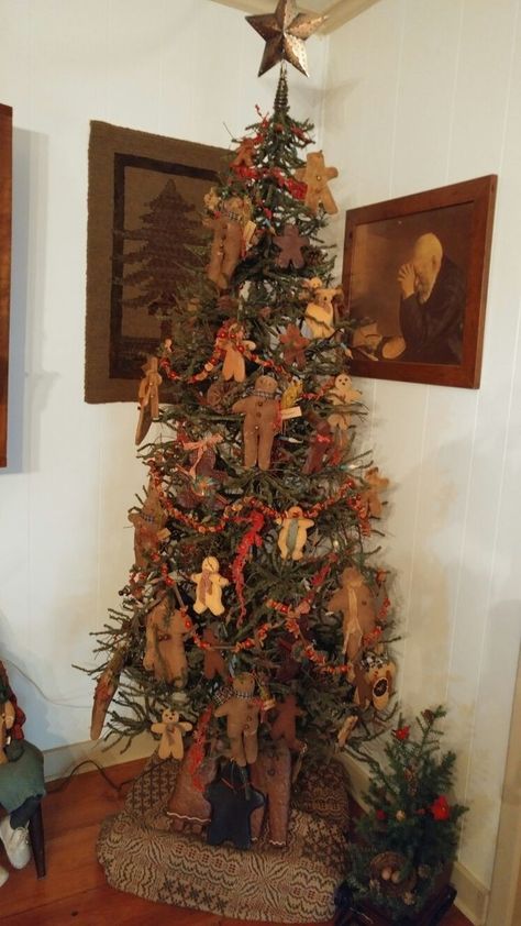 Primitive Tree Year Round, Primitive Gingerbread Decorations, Primitive Christmas Stockings Ideas, Primitive Christmas Trees Decorated, Diy Primitive Christmas Decor, Primative Christmas Tree, Primitive Christmas Trees, Primitive Gingerbread, Primitive Tree