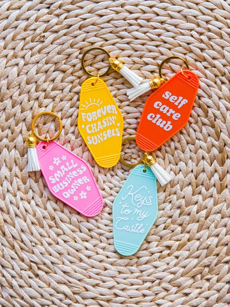 Vinyl Keychain, Cricut Projects Aesthetic, Key Tags Ideas, How To Make Motel Keychains, Hotel Key Chains Diy, Cricut Keychains, Cricut Motel Keychain, Retro Keychain, Motel Keyring Design