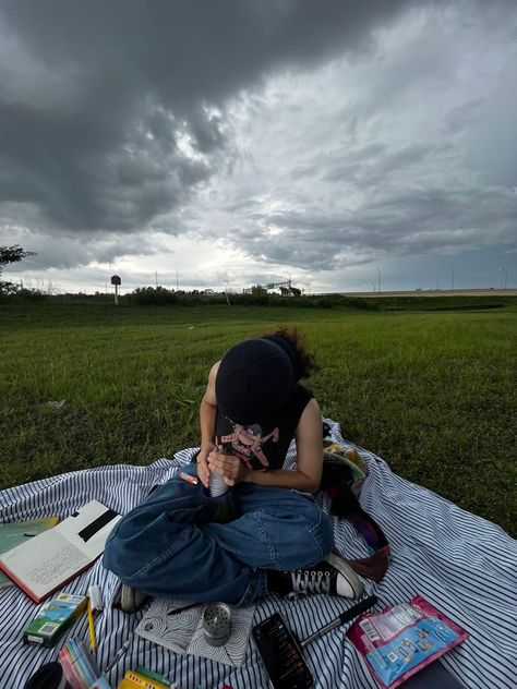 Picnic In Rain, Cloudy Day Instagram Pictures, Rainy Picnic, Rainy Day Photo Ideas, Rainy Day Picnic, Cloudy Day Photoshoot, Rainy Day Dates, Manifesting Friends, Fun Day Ideas