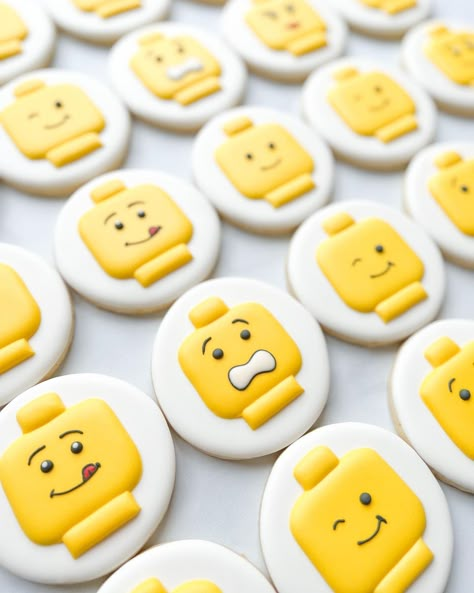 Lego Cakesicles, Lego Cookies Royal Icing, Lego Birthday Cookies, Lego Cookies Decorated, Lego Sugar Cookies, Lego Themed Cake, Lego Cookies, Birthday Lol, Lego Faces