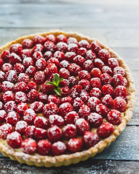 French Raspberry Tart, Easter Tart Recipes, French Custard Tart, French Tarts Desserts, Rasberry Tart Recipes, French Tart Recipes, Raspberry Custard Pie, French Fruit Tart Recipe, Raspberry Custard Tart