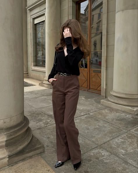 Classy Flared Pants Outfit, Professional Outfits Women Brown Pants, Brown Smart Pants Outfit, Old Money Flare Pants, Classy Student Outfits, Old Money Brown Outfit, Carlacrnt Outfits, Real Old Money Outfits, Brown Formal Pants Outfit