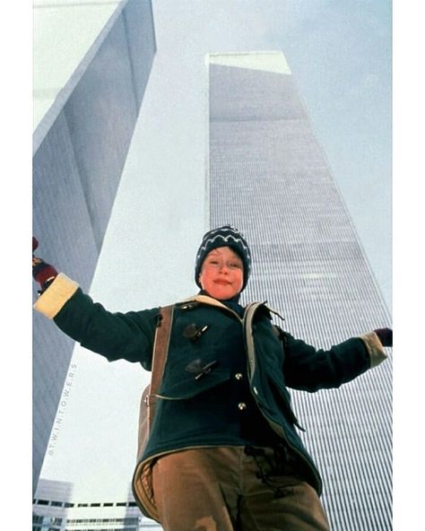 Old World Trade Center on Instagram: “Macaulay Culkin  during the filming of the movie "Нome alone 2" / 1992 ______________________________________________ #wtc #wtc911…” Macaulay Culkin 90s, Macaulay Culkin Home Alone, Kevin Home Alone, Kevin Mcallister, Home Alone 1, Home Alone 2, Culture Aesthetic, Home Alone Movie, Kevin Mccallister