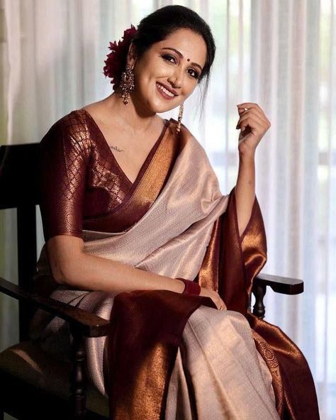 Simple Sarees Classy Beautiful, Latest Saree Trends Indian Weddings, Maroon Colour Blouse Design, Maroon Wedding Saree, Simple Saree Look Classy, Kanjivaram Sarees Silk Bridal, Maroon Colour Saree, Kanjivaram Sarees Silk With Prices, Maroon Kanjivaram Silk Saree