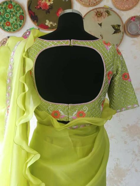 Keyhole Neckline Blouse Indian, Botnek Blause Disain, Broket Blouse Designs Latest, Blause Desine Latest Back Boat Neck, Botneack Blouse Designs, Blause Desine Latest Back, Blause Desine Latest, Western Blouse Designs, Stone Saree