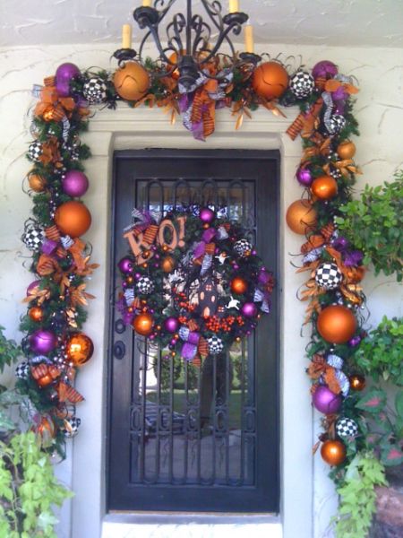 Halloween Decor Diy, Halloween Front Doors, Front Door Christmas Decorations, Baubles Christmas, Adornos Halloween, Halloween Garland, Christmas Front Doors, Halloween Door Decorations, Halloween Door