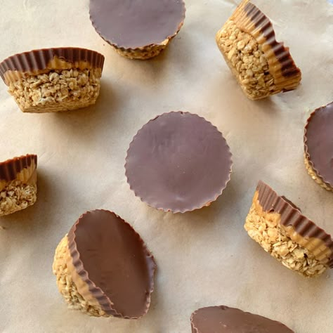 No-Bake Peanut Butter Oat Cups- Superfoodio Oats And Peanut Butter Recipes, Oatmeal Peanut Butter Cups, Pb Oat Cups, Pb And J Oat Bites, Peanut Butter Baked Oatmeal Cups, No Bake Oatmeal Peanut Butter Cups, Peanut Butter Oat Cups Recipe, No Bake Chocolate Peanut Butter Oatmeal Cups, Oat Peanut Butter Cups