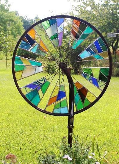 Linda Timmons's version Stained Glass Garden, Garden Spinners, زجاج ملون, Mosaic Stained, Glass Garden Art, Bicycle Art, Stained Glass Crafts, Stained Glass Projects, Garden Art Sculptures