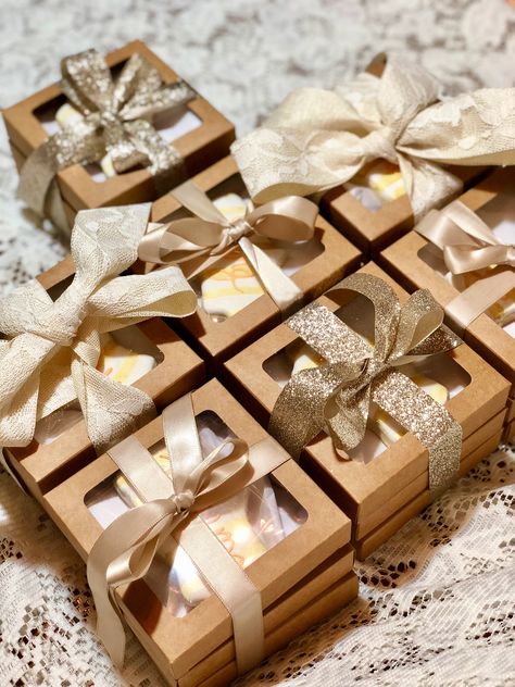 Bridesmaid proposal cookie box. Neutral wedding colors Souvenir Box Wedding, Cookie Box Party Favors, Cookie Box Wedding Favor, Wedding Sweets Box Gift Ideas, Cookie Hampers, Brownies Bites, Small Diy Gifts, Cookie Wedding Favors, Proposal Boxes