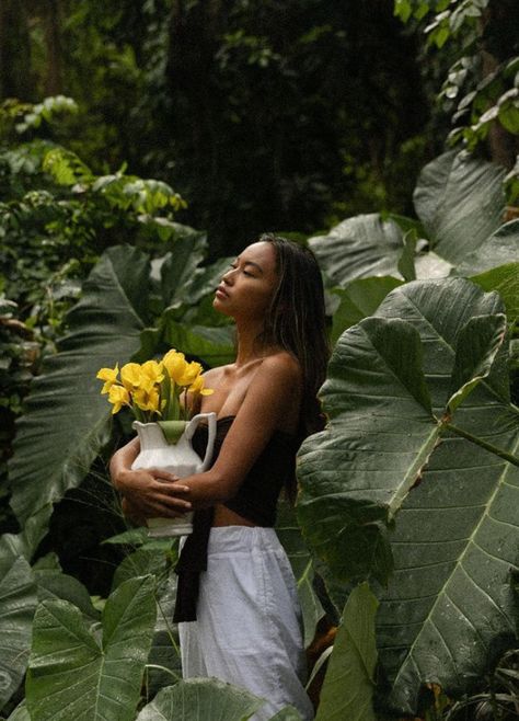 Photoshoot Senior Pics, Earthy Photoshoot, 21st Bday Photoshoot, Tropical Mood Board, Website Photoshoot Ideas, Jungle Shoot, Forest Photo Shoot, Jungle Photoshoot, Photoshoot Concept Ideas