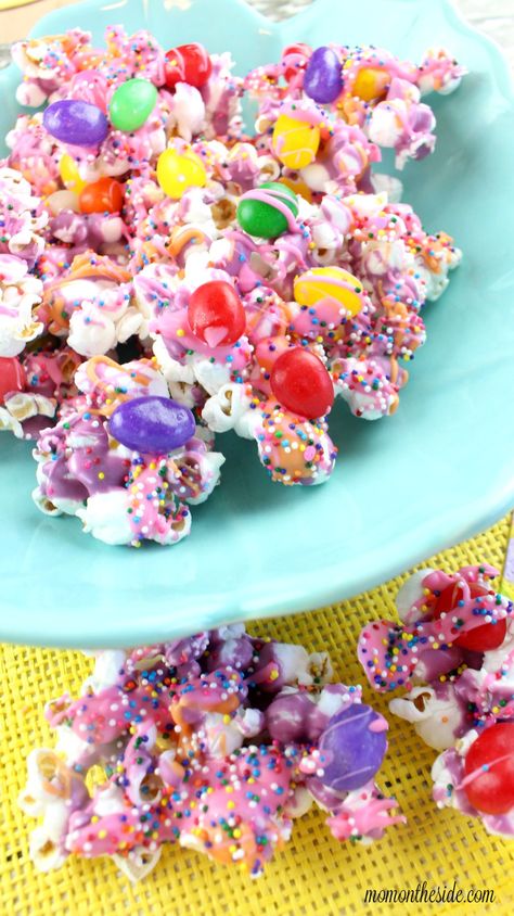 Easy, fun, and colorful Easter dessert! This Jelly Bean Popcorn is the perfect spring treat for kids and adults at your Easter Party. Bean Popcorn, Spring Sweets, Easter Foods, Recipes Easter, Easy Easter Treats, Jelly Beans Easter, How To Make Jelly, Easter Snacks, Spring Treats